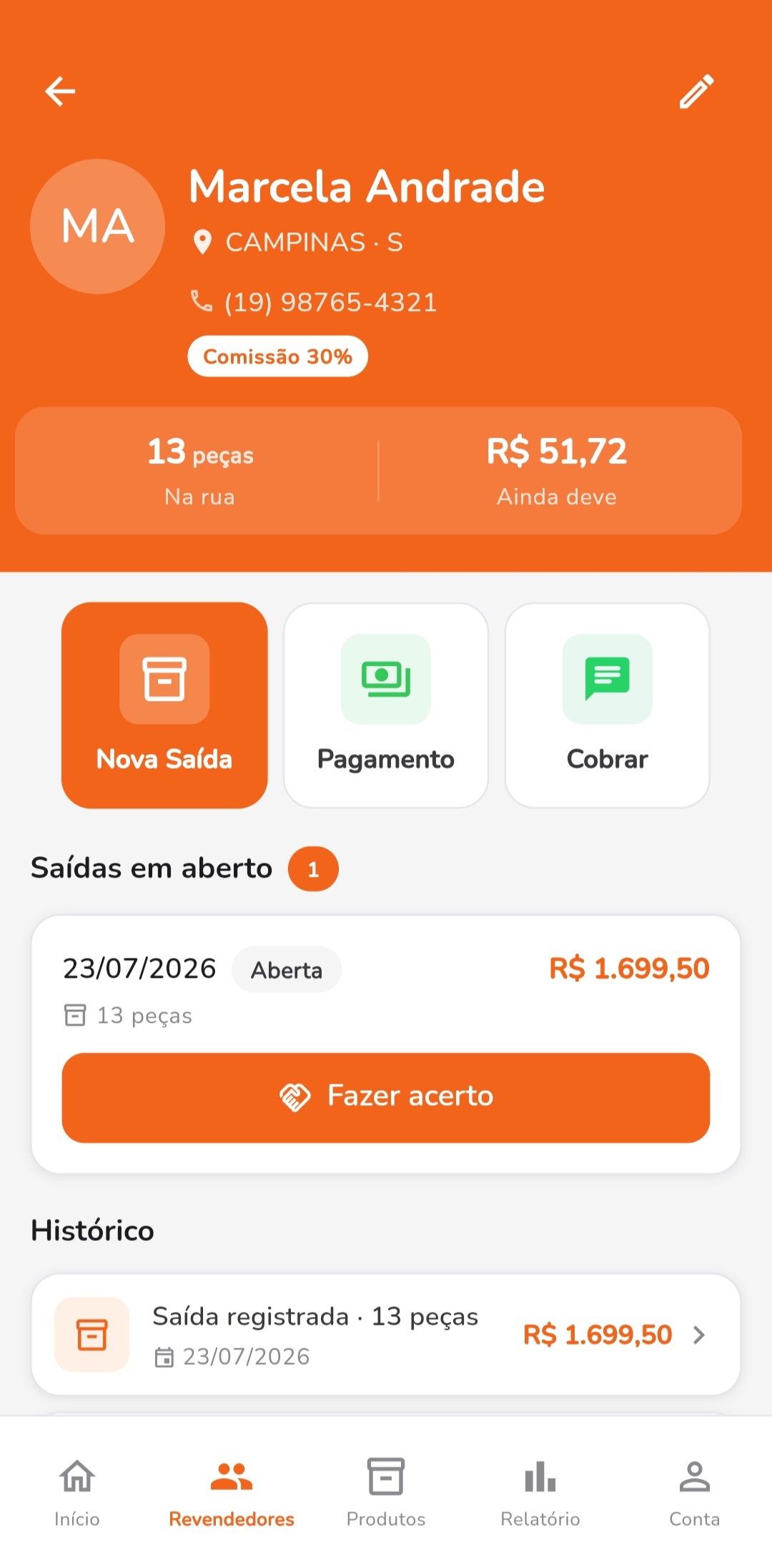 Perfil de uma revendedora no Acerto Simples mostrando peças na rua, saldo devedor e os botões de nova saída, pagamento e cobrança